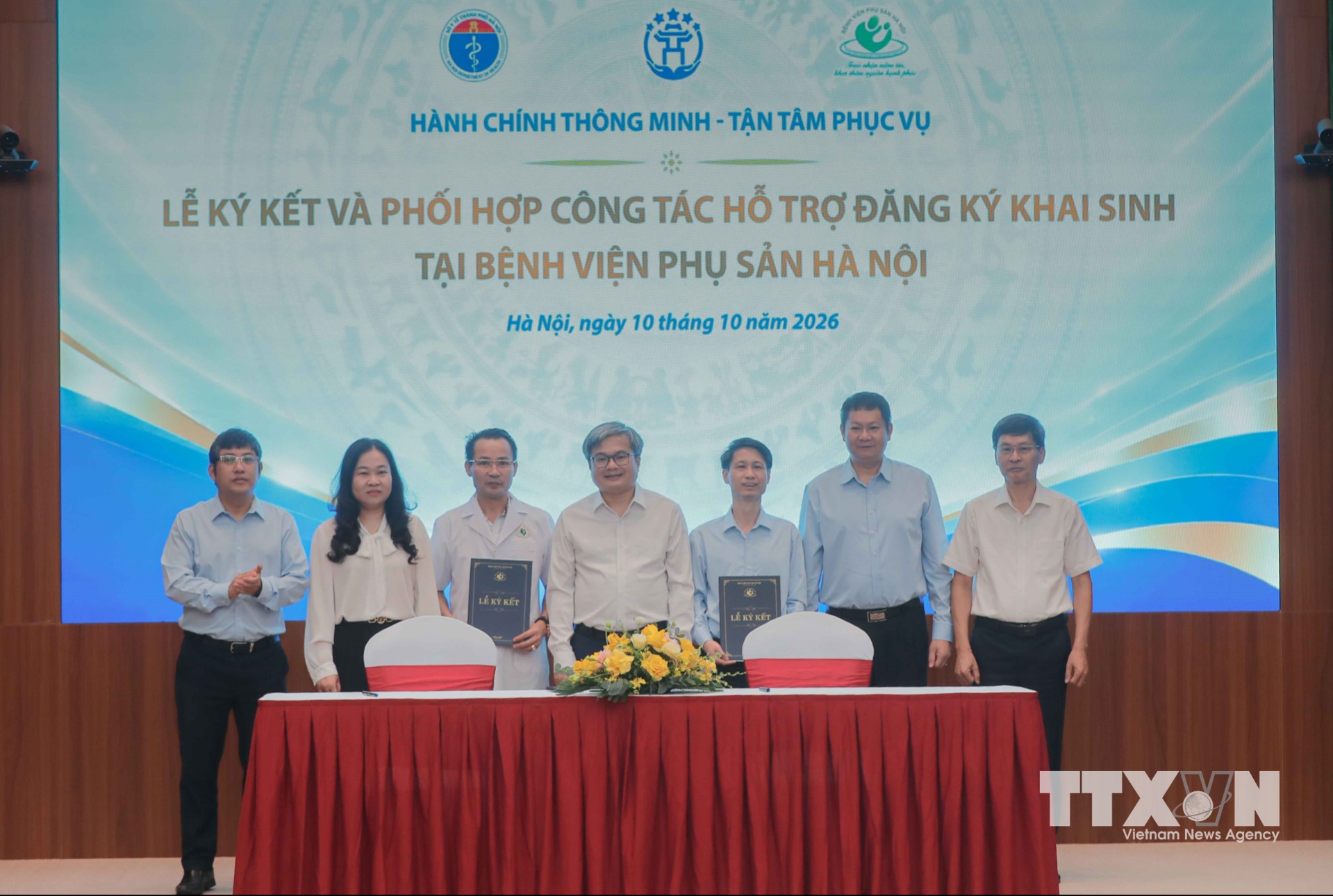 Lãnh đạo Bộ Tư pháp và thành phố Hà Nội chứng kiến lễ ký kết giữa Trung tâm Phục vụ hành chính công thành phố và Bệnh viện Phụ sản Hà Nội về triển khai Kiosk đăng ký khai sinh ngay tại bệnh viện. (Ảnh: Phan Phương/TTXVN)